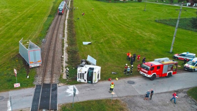 Der Lkw wurde zerrissen. (Bild: Manfred Fesl, Krone KREATIV)