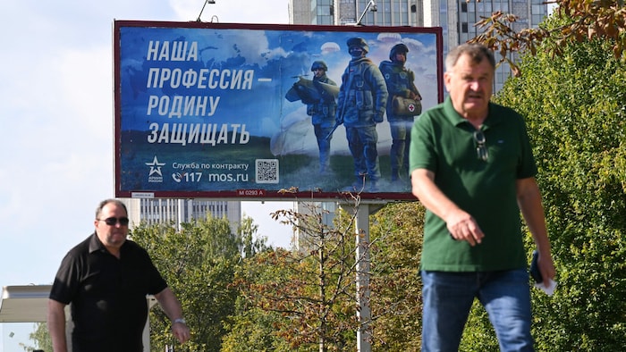 An jeder Ecke wirbt Russland für einen Einsatz im Krieg. Auf dem Bild ist eine Reklametafel in ...
