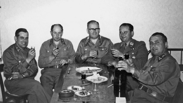 Das Foto wurde etwa 1964 am Gendarmerieposten Gols aufgenommen. Johann Dürr (li.), Johann Zisper (Mitte) und Franz Gojakovich, (2.v.re.) kommen im Buch von Ludwig Zwickl vor. (Bild: zVg)