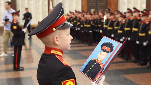 Ein russischer Kadett der Suworow-Militärschule während einer Zeremonie (Bild: APA/AFP/Moskva News Agency/Handout)