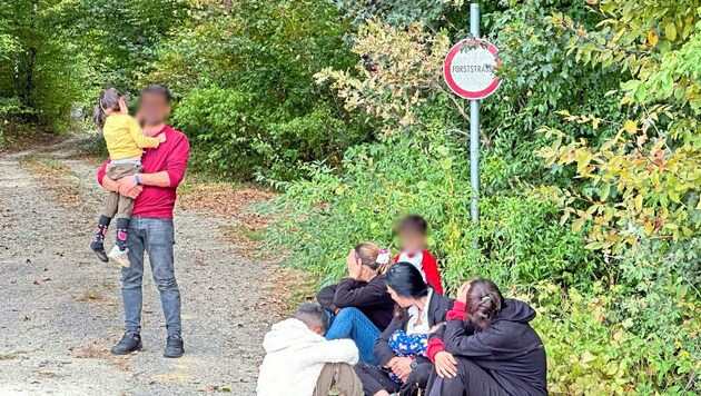 Im Burgenland wurden erneut 12 Flüchtlinge aufgegriffen. Die Erschöpfung war ihnen anzusehen. (Bild: Schulter Christian, Krone KREATIV)