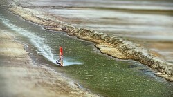 Profisportler Björn Dunkerbeck ist „Born to Windsurf“. (Bild: Planet Watch)