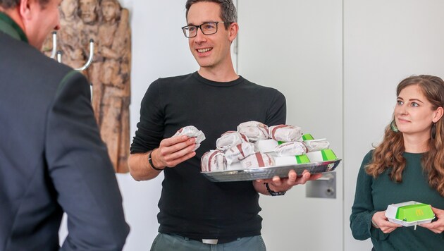 Kay-Michael Dankl und Natalie Hangöbl luden die Abgeordneten in der Mittagspause zum Burger-Essen ein (Bild: Sarah Pansy)