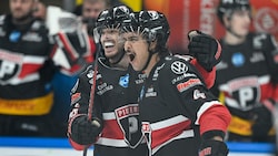 Steve Owre (li.) traf gegen Bozen viermal, sein kanadischer Landsmann Clayton Kirichenko (re.) machte den „Gamewinner“. (Bild: GEPA pictures)