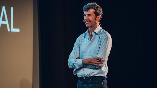Stefan Sagmeister moderiert beim Forward Festival (Bild: Niklas Schnaubelt)