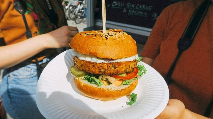 Vegane Köstlichkeiten locken die Besucher am Wochenende zum Rathaus. 