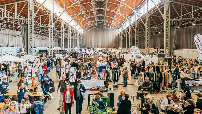Kreative Köpfe präsentieren beim Edelstoff Markt das ganze Wochenende in der Marx Halle ihre ausgefeilten Kreationen.