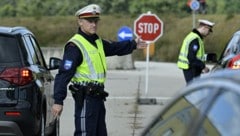 Polizisten bei Grenzkontrollen zur Slowakei in Berg (Niederösterreich) (Bild: APA/HANS KLAUS TECHT)