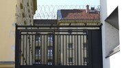 In der Justizanstalt Stein sind Dienstagnachmittag mehrere Beamte von Insassen verletzt worden. (Bild: APA/HANS KLAUS TECHT)
