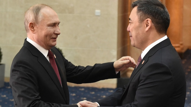 Auf Einladung des kirgisischen Präsidenten Sadir Dschaparow (r.) wird Putin der Ex-Sowjetrepublik Kirgisistan einen Staatsbesuch abstatten. (Bild: AFP)