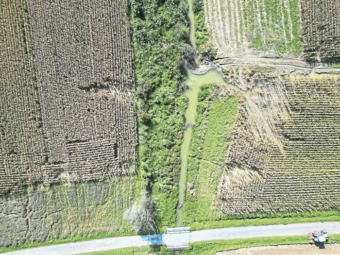 Obwohl es seit Wochen nicht geregnet hat, ist der Hoppachbach in Eltendorf am übergehen. Der ...