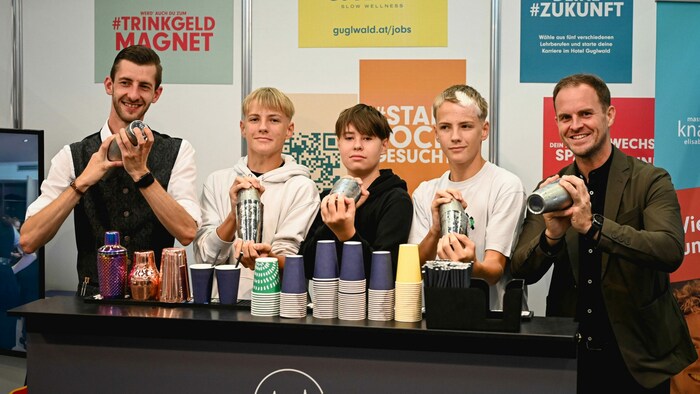 Auch Hotel-Guglwald-Chef Alex Pilsl (r.) packt mit an.