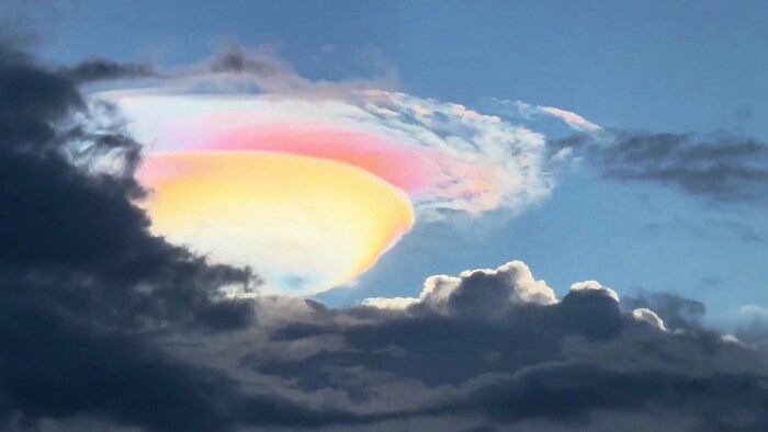 Ein wunderschöner sogenannter Feuerregenbogen konnte am Montagabend im Südwesten von China ...