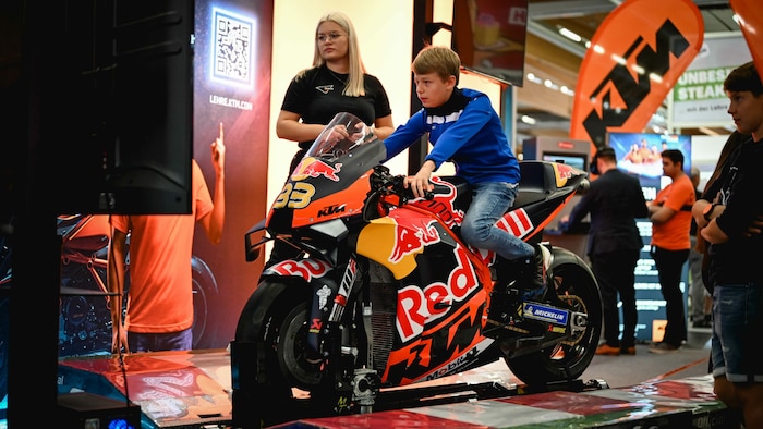 KTM lockt mit dem Probe sitzen auf einem Motorrad.
