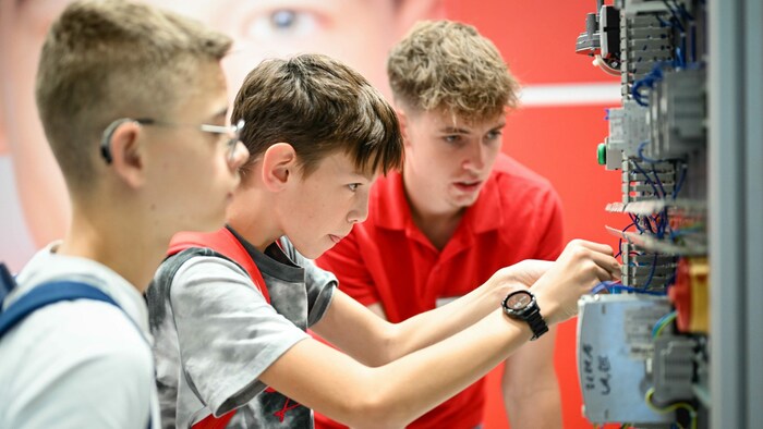 Am Messestand von Fronius können die Schüler ihr technisches Talent testen.