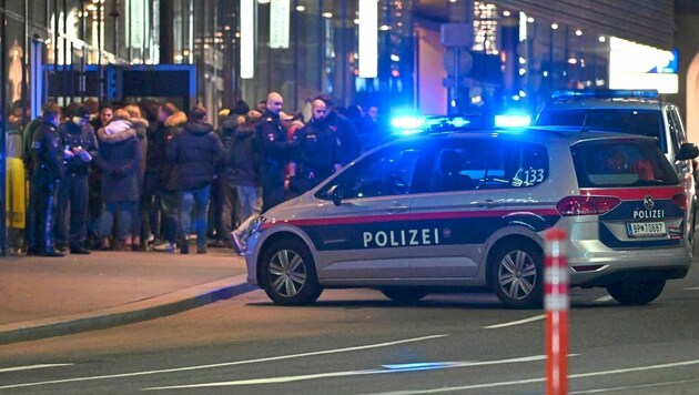 Ein Großaufgebot an Polizisten vor fünf Jahren beim Tatort in Innsbruck. (Bild: zeitungsfoto.at)