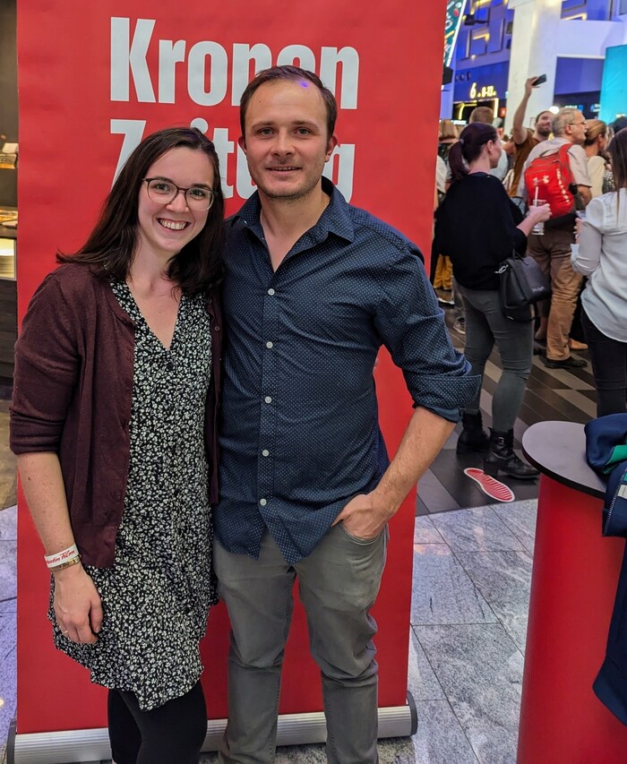 Unsere glücklichen Hauptgewinner konnten die Hauptdarsteller bei der Premiere vor Filmstart noch ...