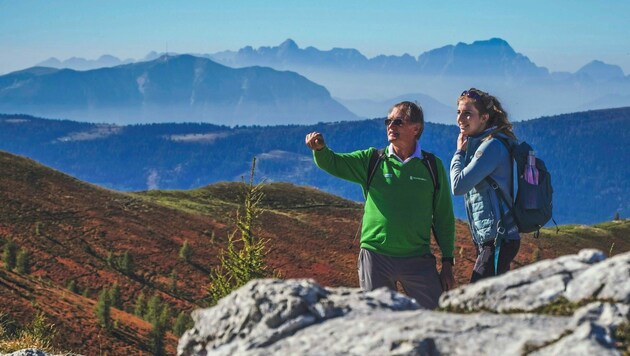 Skilegende Franz Klammer erklärt Jana auf der Kärntner Kaiserburg die einzelnen Gipfel der umliegenden Bergwelt und bringt uns damit alle zum Staunen. (Bild: Wallner Hannes)