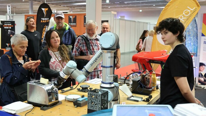 Die HTL Fulmpes brilliert mit einem Roboter, der Toast zubereiten kann.