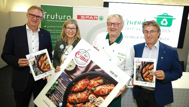 Stellten das neue Kochbuch auch mit vegetarischen Tipps vor: Christoph Holzer (Spar-Chef), Hildegard Schweder, Haubenkoch Willi Haider, Frutura-Chef Manfred Hohensinner (v. li.). (Bild: Luef)