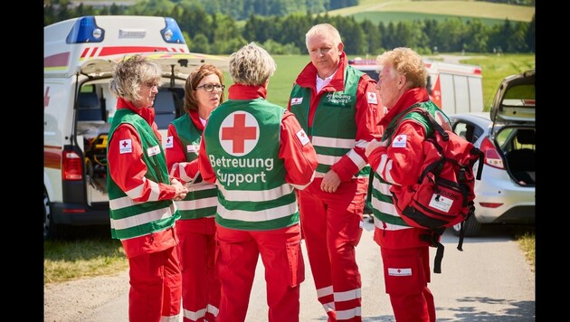 Nach einem schlimmen Einsatz leisten Krisenhelfer vom Roten Kreuz Beistand. (Bild: Rotes Kreuz OÖ)