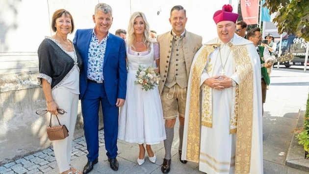 Radio-Steiermark-Musikchef und Moderator Bernd Pratter hier am Hochzeitstag mit seiner Gattin Claudia, mit dem singenden Pfarrer Franz Brei und Schlager-Star Semino Rossi und seiner Ehefrau Gabi. (Bild: Pratter)