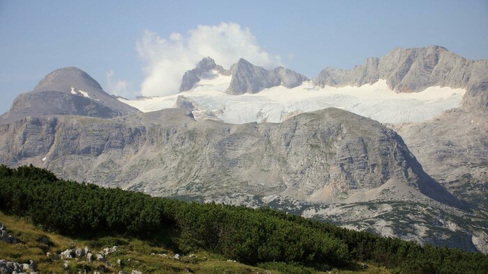 Die Randkluft und der Bergschrund am Dachstein sind nur noch schwer oder überhaupt nicht zu ...