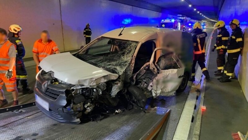 Das Unfallwrack im Tunnel (Bild: FF Übelbach-Markt)