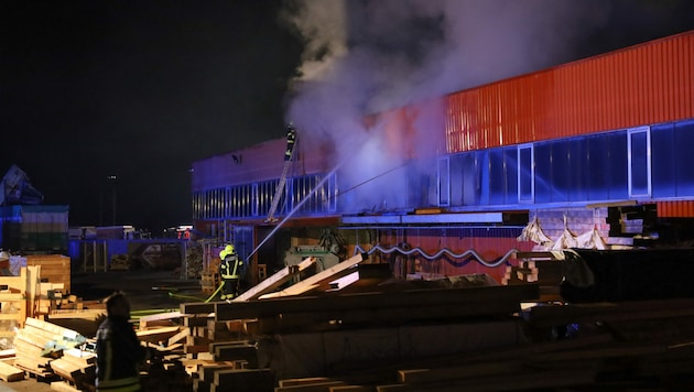 Die Einsatzkräfte der Feuerwehren verhinderten ein Übergreifen auf die gesamte Halle. (Bild: Matthias Lauber/laumat.at)