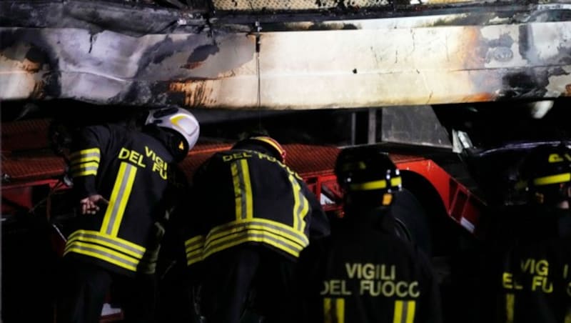 Feuerwehrleute in dem verunfallten Bus (Bild: AP)