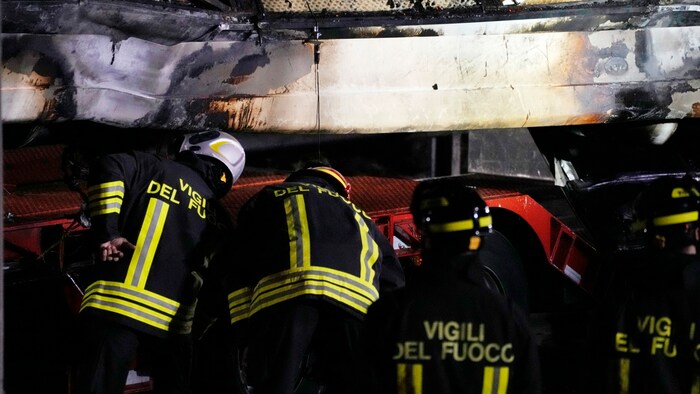 Feuerwehrleute in dem verunfallten Bus