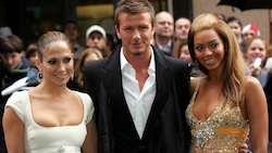 David Beckham stand vor 18 Jahren mit Jennifer Lopez und Beyoncé vor der Kamera. Ein Shooting, das Victoria Beckham rasend vor Eifersucht machte. (Bild: APA/AFP PHOTO/ CHRISTOPHE SIMON )
