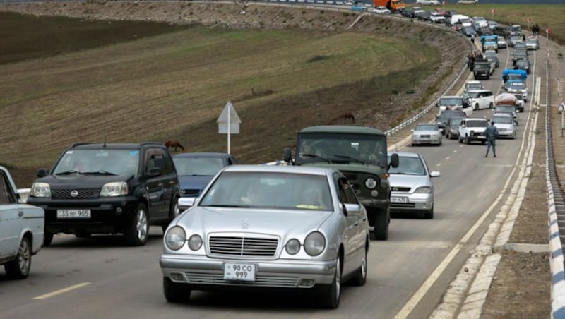 Autos aus Bergkarabach auf dem Weg nach Armenien (Bild: AP)