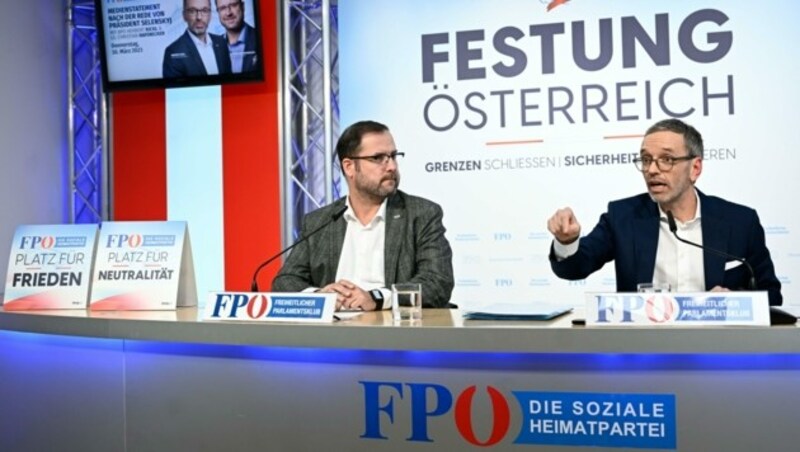 Hafenecker (li.) und Bundesparteiobmann Herbert Kickl (Bild: APA/HELMUT FOHRINGER)