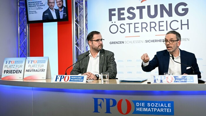 Hafenecker (li.) und Bundesparteiobmann Herbert Kickl