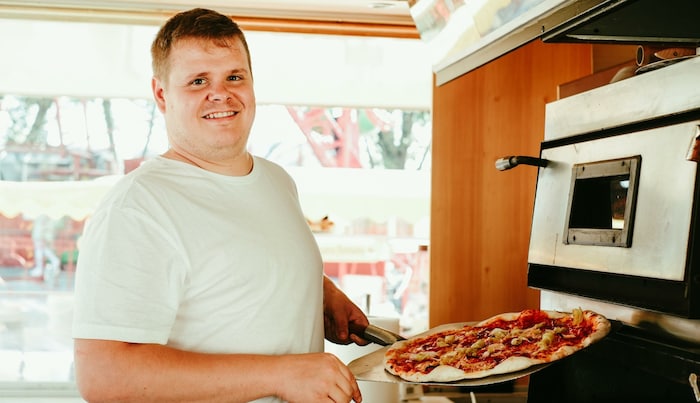 Der neue „Franzesco“, Dominic Einöder, verwöhnt mit Pizzen.