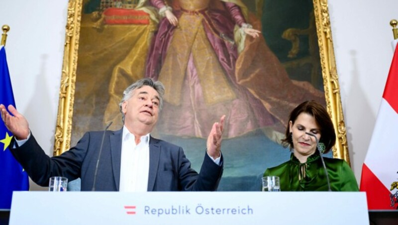 Vizekanzler Werner Kogler und Verfassungsministerin Karoline Edtstadler müssen nun die anderen Parteien von ihrem Gesetz überzeugen. (Bild: APA/MAX SLOVENCIK)