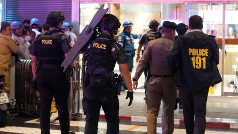 Thailändische Polizisten vor dem Einkaufszentrum, in dem am Dienstag Schüsse gefallen sind (Bild: AP (Archivbild))