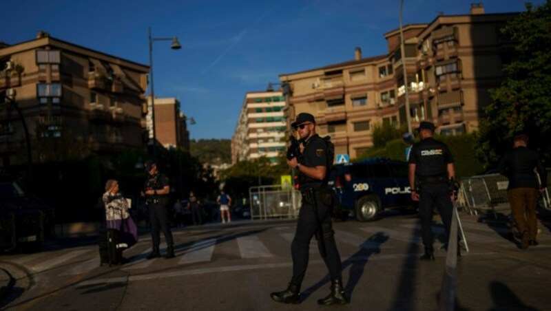 Polizeibeamte sorgen in Granada für einen ruhigen Ablauf des Gipfeltreffens. (Bild: ASSOCIATED PRESS)