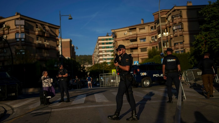 Polizeibeamte sorgen in Granada für einen ruhigen Ablauf des Gipfeltreffens.