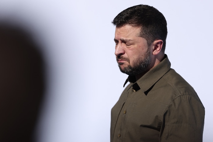 Der ukrainische Präsident, Wolodymyr Selenskyj, wirkt bei dem Treffen sichtlich gezeichnet.