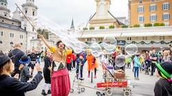 Bereits im letzten Jahr zogen Artisten im Vorfeld des Winterfestes durch die Salzburger Altstadt