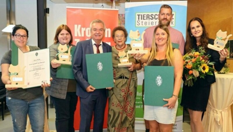 Elfriede Dorfer holte sich mit vier anderen Steirern den Tierschutzpreis des Landes und der „Krone“. LH-Vize Anton Lang (3. v.l.) und „Krone“-Maggie Entenfellner (r.) gratulierten bei der Gala in Herberstein. (Bild: Harry Schiffer Photodesign)