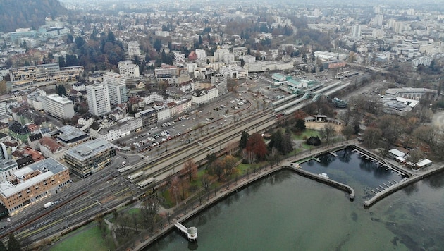 Das Seestadtareal bietet Platz für mehr als 300 Fahrzeuge. Ob und wann sie weichen müssen, ist offen. (Bild: Vision urbanes Leben in Bregenz)