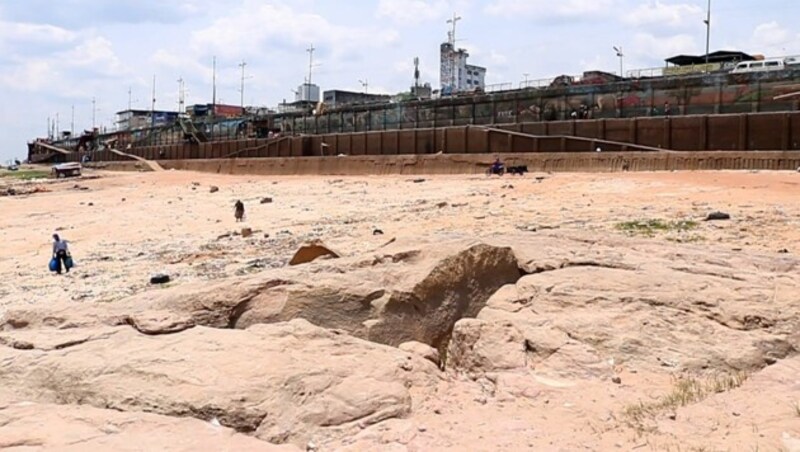 Eine seit Monaten anhaltende Trockenheit hat im brasilianischen Bundesstaat Amazonas dazu geführt, dass die Pegel des gleichnamigen Flusses sowie des Rio Negro deutlich niedriger sind, als um diese Jahreszeit üblich. (Bild: RuptlyTV (Screenshot))