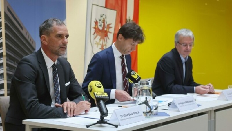 Gosch (li.) und Zimmermann (Vizepräsident und Präsident des OLG) mit Klaus Jennewein (re.), Vizepräsident des Landesgerichts. (Bild: Birbaumer Johanna)