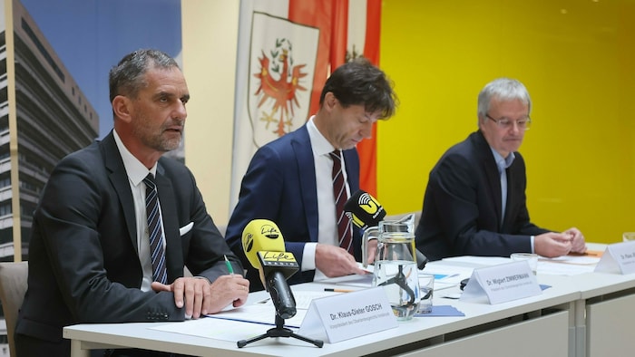 Gosch (li.) und Zimmermann (Vizepräsident und Präsident des OLG) mit Klaus Jennewein (re.), ...
