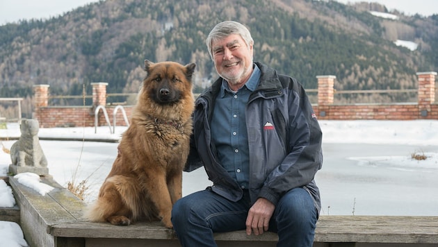 Kurt Kotrschal mit einem seiner Hunde. Der Wissenschafter und Autor aus Scharnstein nimmt zur Tragödie Stellung. (Bild: Haijes Jack)