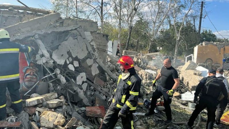 Rettungskräfte durchsuchen das Trümmerfeld im Dorf Groza. (Bild: AP)