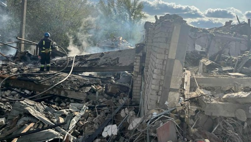 Der Raketenangriff auf einen „gewöhnlichen Lebensmittelladen“ in einem Dorf nahe der Stadt Kupjansk in der Region Charkiw sei ein „brutales russisches Verbrechen“. (Bild: Ukrainian Presidential Press Office)